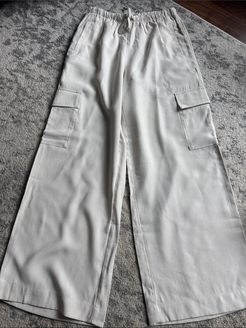 Old Navy Wide-Leg Cargo Pants in Cream